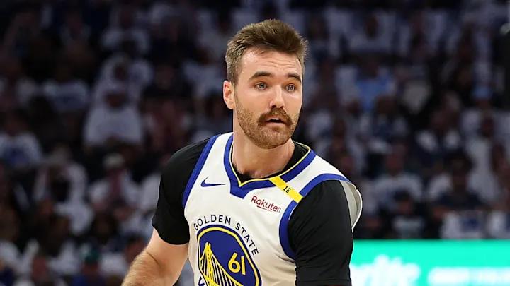 据《斯坦专栏》记者马克·斯坦报道，金州勇士预计将把帕特·斯潘塞的双向合同转为一份