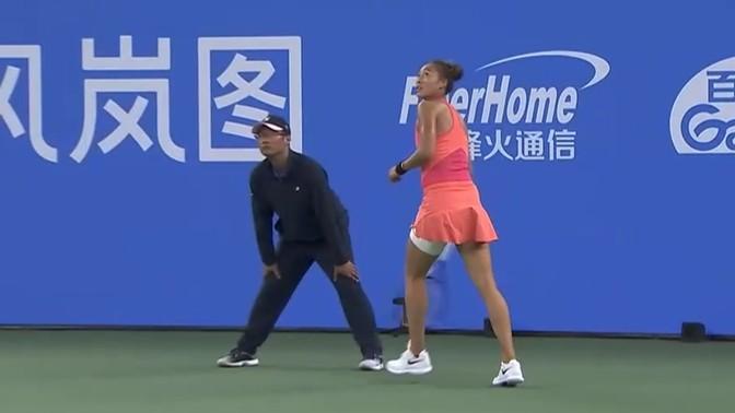 郑钦文这次在武网没能赢萨巴伦卡，咱们给分析分析原因。首先，她身体不太好，感冒发烧