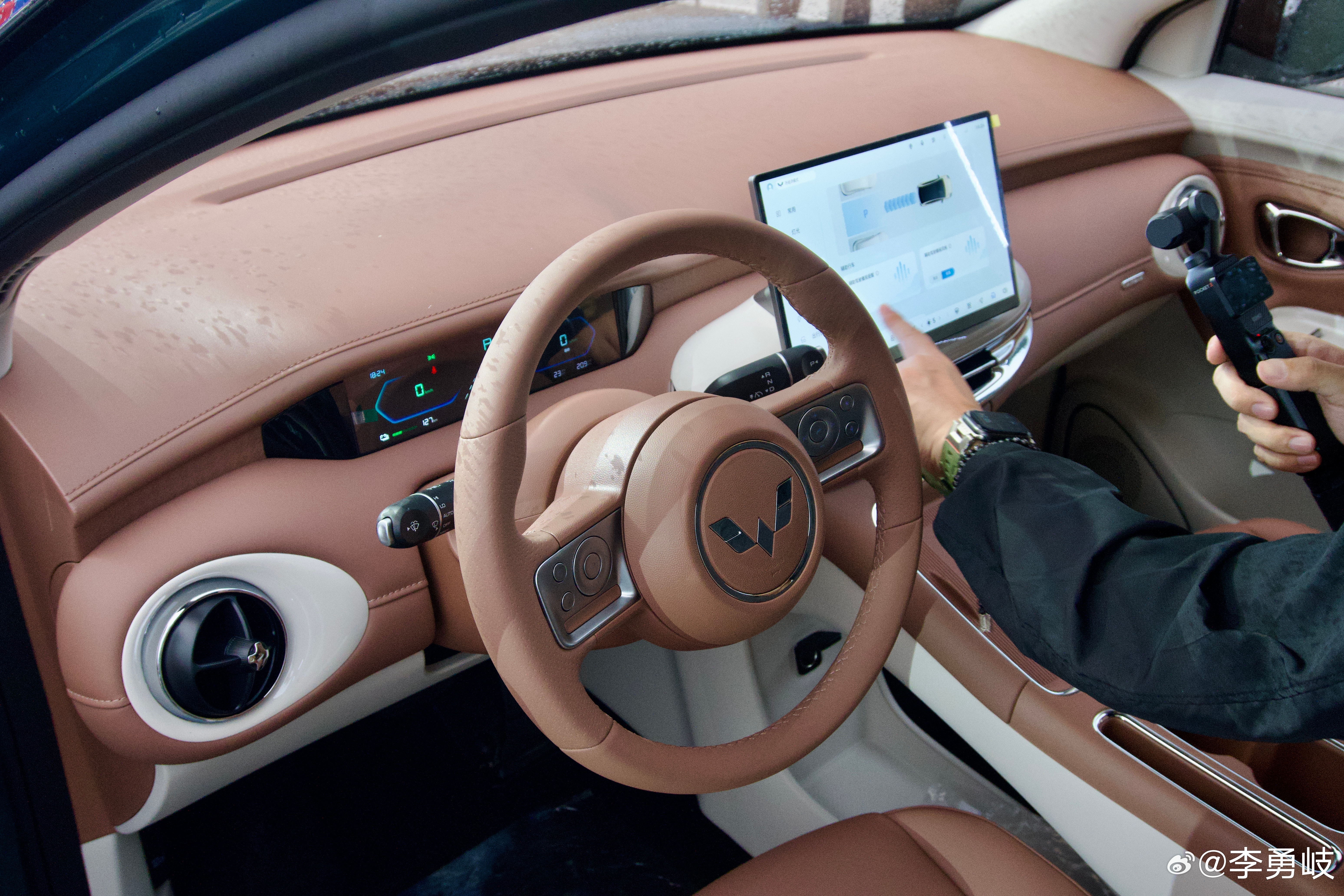 尺寸比缤果更大，内饰配大尺寸屏幕！五菱缤果Pro首发亮相摩登复古前脸搭配飞环流光