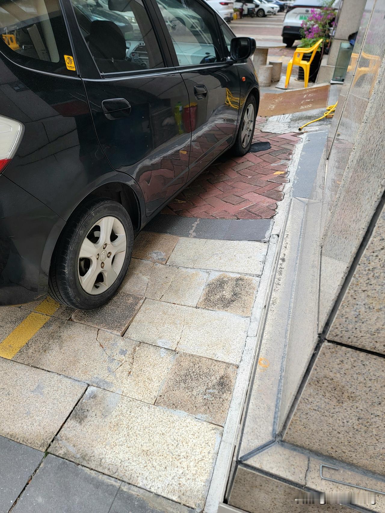 最近网上有个热点跟银行取钱有关！
此事件也冲上了微博热搜，那就是一位律师姓周。在