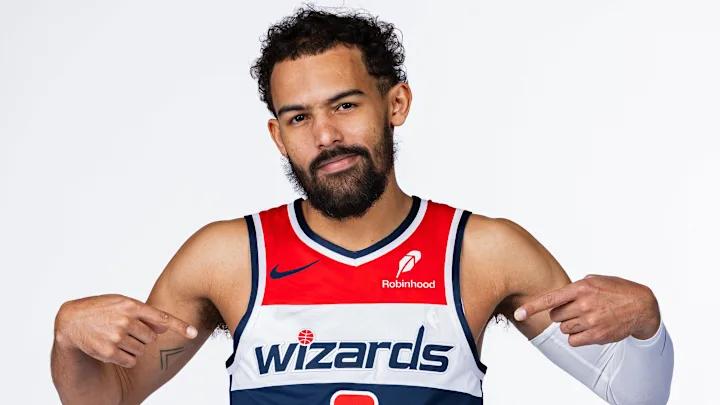 据ESPN消息源透露，特雷·杨目前正在恢复同一条腿上的内侧副韧带（MCL）和股四