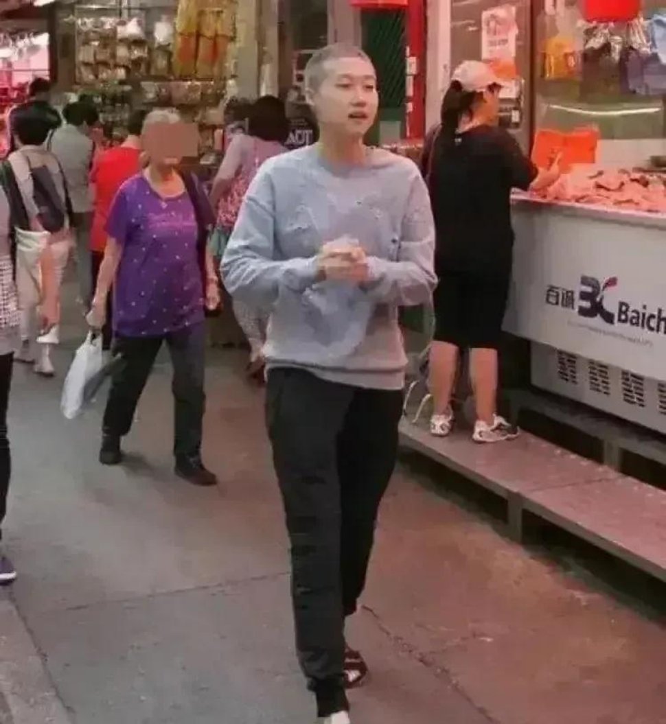 万万没有想到，这居然是成龙的女儿，竟然是一个男孩子打扮。。 