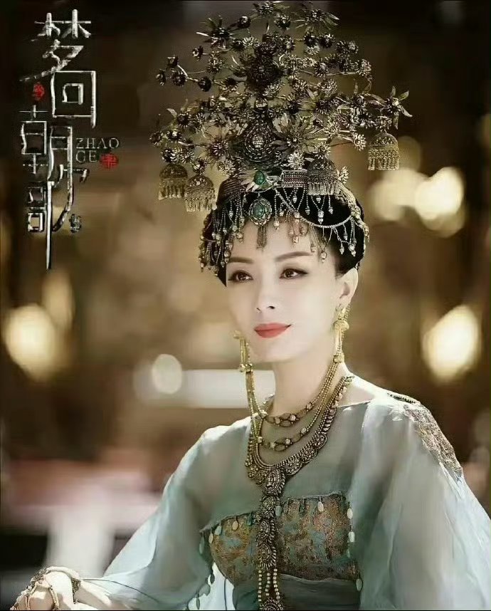 这么大的头饰 难想象这剧播出后会什么样 ​​​