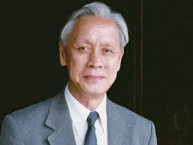 1959年，他瞒着妻子，偷偷把一管不明液体，灌进不满周岁的儿子嘴里，看着儿子对他