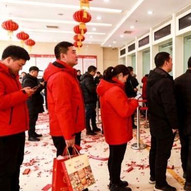 正月初六，河南新乡一家矿山的业务大厅挤爆了。
不是领福利，全是来排队交钱的客户。