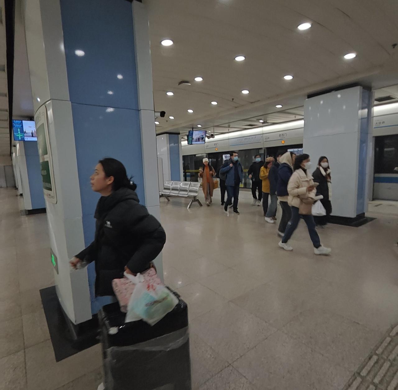 老西门地铁站… … 
📍上海 老西门(地铁站)