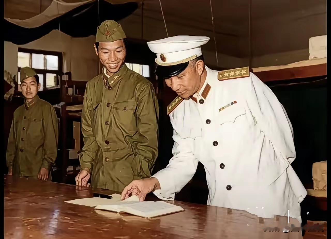 不要再搞错了，粟裕身上的白色将官服并不是海军制服，而是55年大授衔后，配发的白色