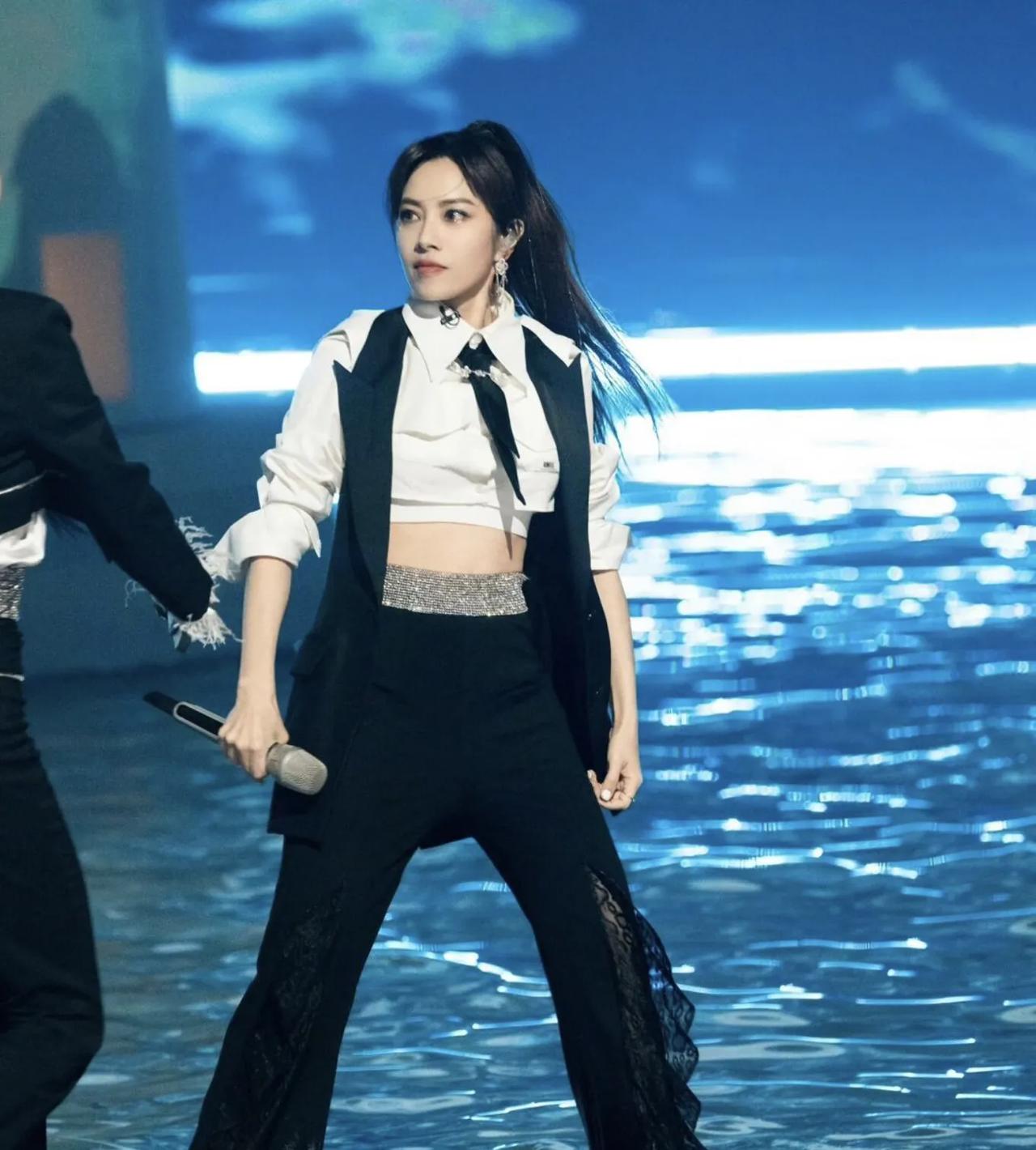 《乘风2023》二公舞台，张嘉倪、徐怀钰、赵丽娜这一组成为了焦点所在。
倒不是因