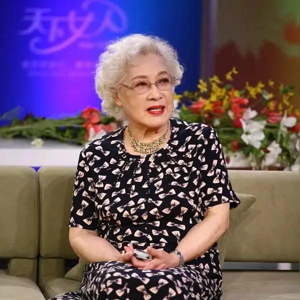 已过世的老演员秦怡，是一位越老越美的演员。年轻时，她身材微胖，在当时的女演员里不