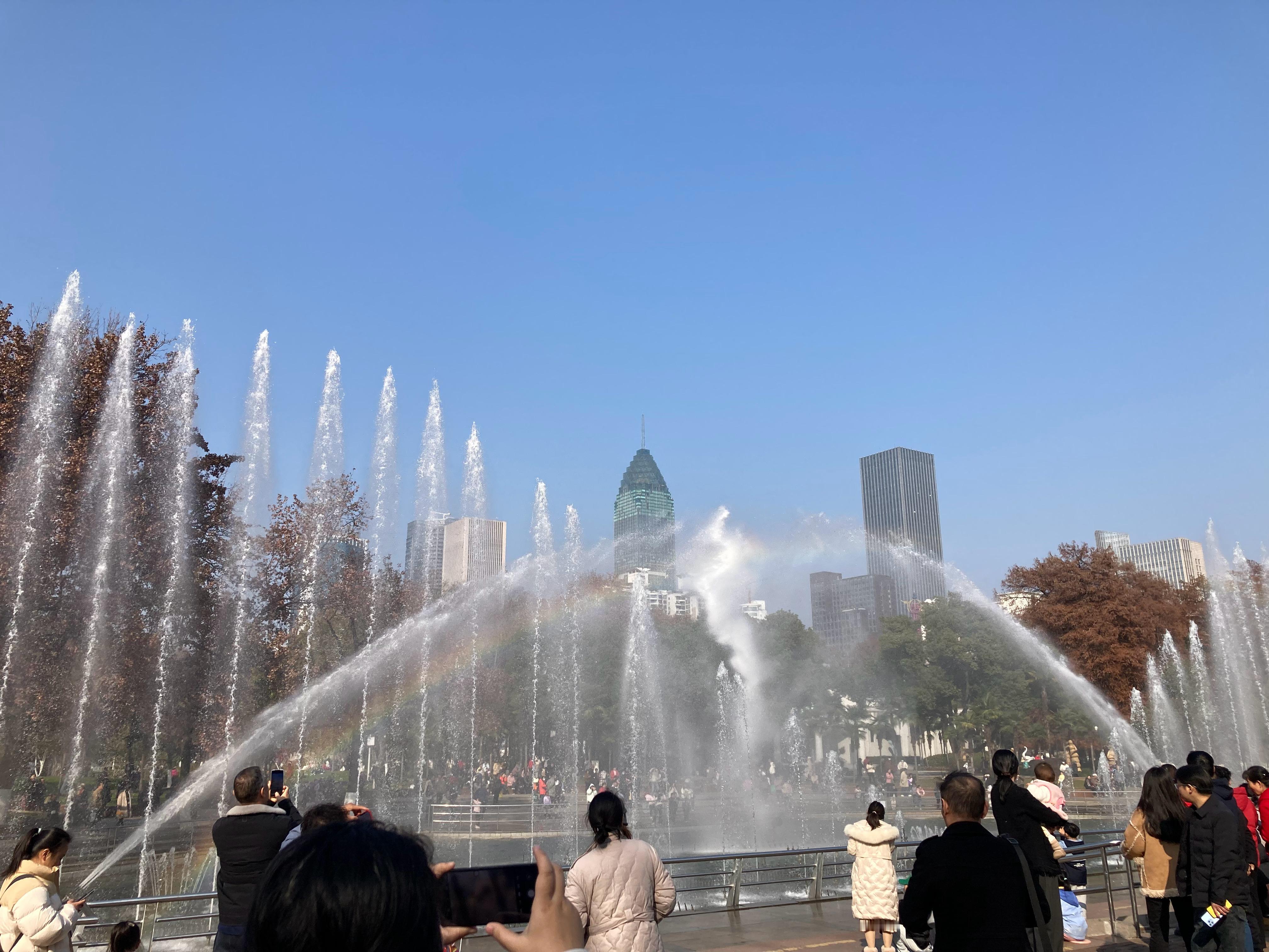 中山公园的音乐喷泉BGM用的是《年轻的朋友来相会》，有种假装回到经济上行期原点的