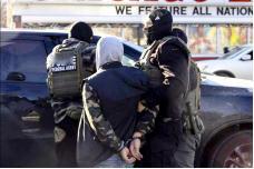 美国移民与海关执法局（ICE）的特工刚在一家墨西哥餐厅吃过午饭，转头就把人家餐厅