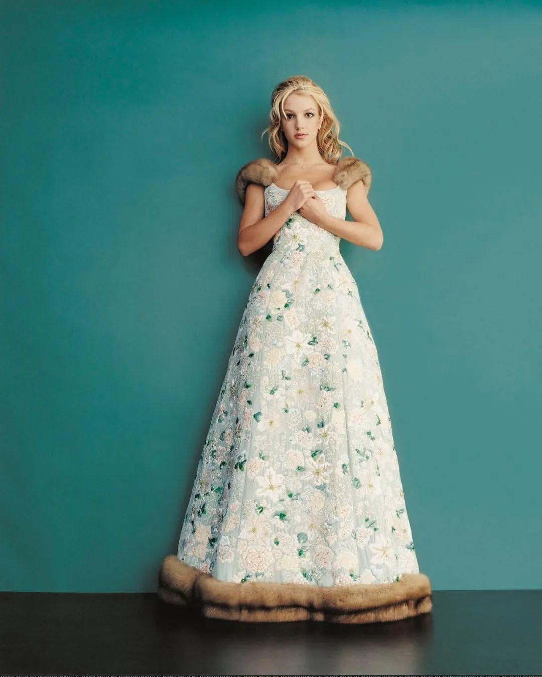 布兰妮自传新书首日销量超四十万本，真正的传奇女帝。
TMZ报道，布兰妮自传新书首