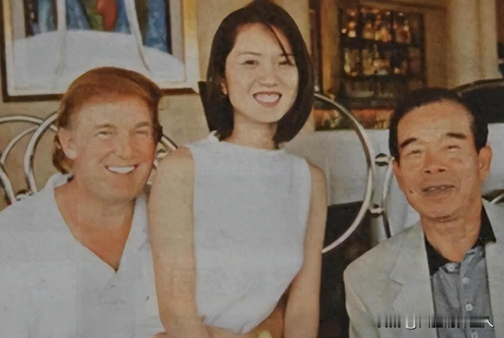 1995年，香港，49岁的特朗普怀里抱着一个年轻的中国姑娘，画面中的两人动作十分