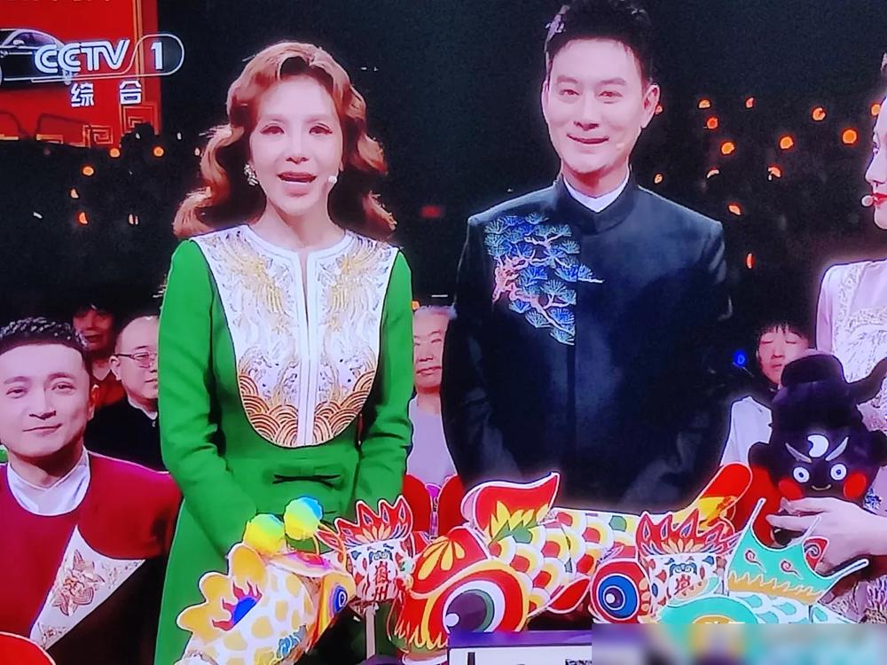 36岁站稳主会场正中央，52岁去地方分会场带队，谁料镜头一扫，小16岁的新星差点