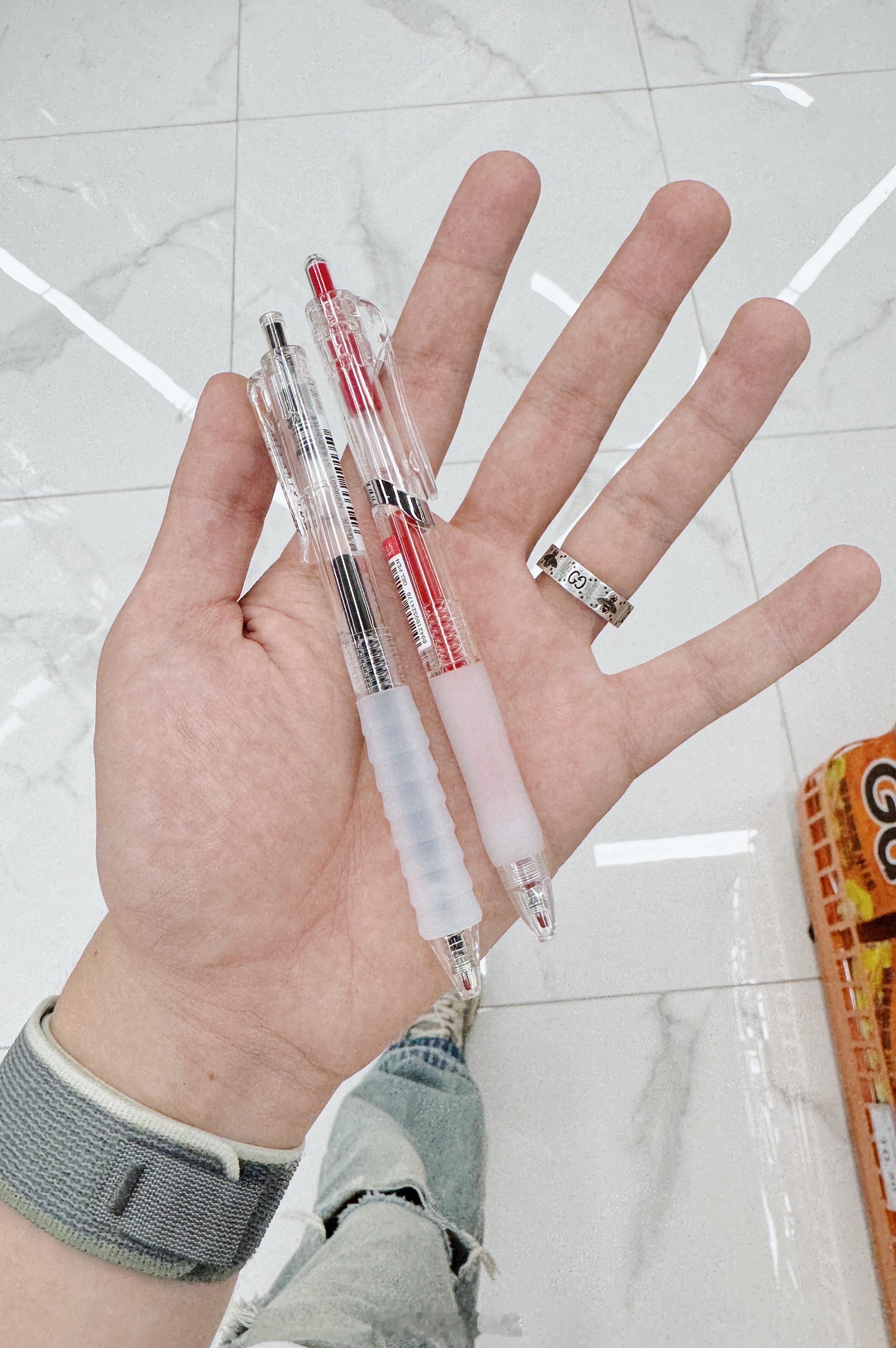 没带笔！急死我了！！！路上随便买了两支，差点以为赶不上下午的数学高考了[泪]不对