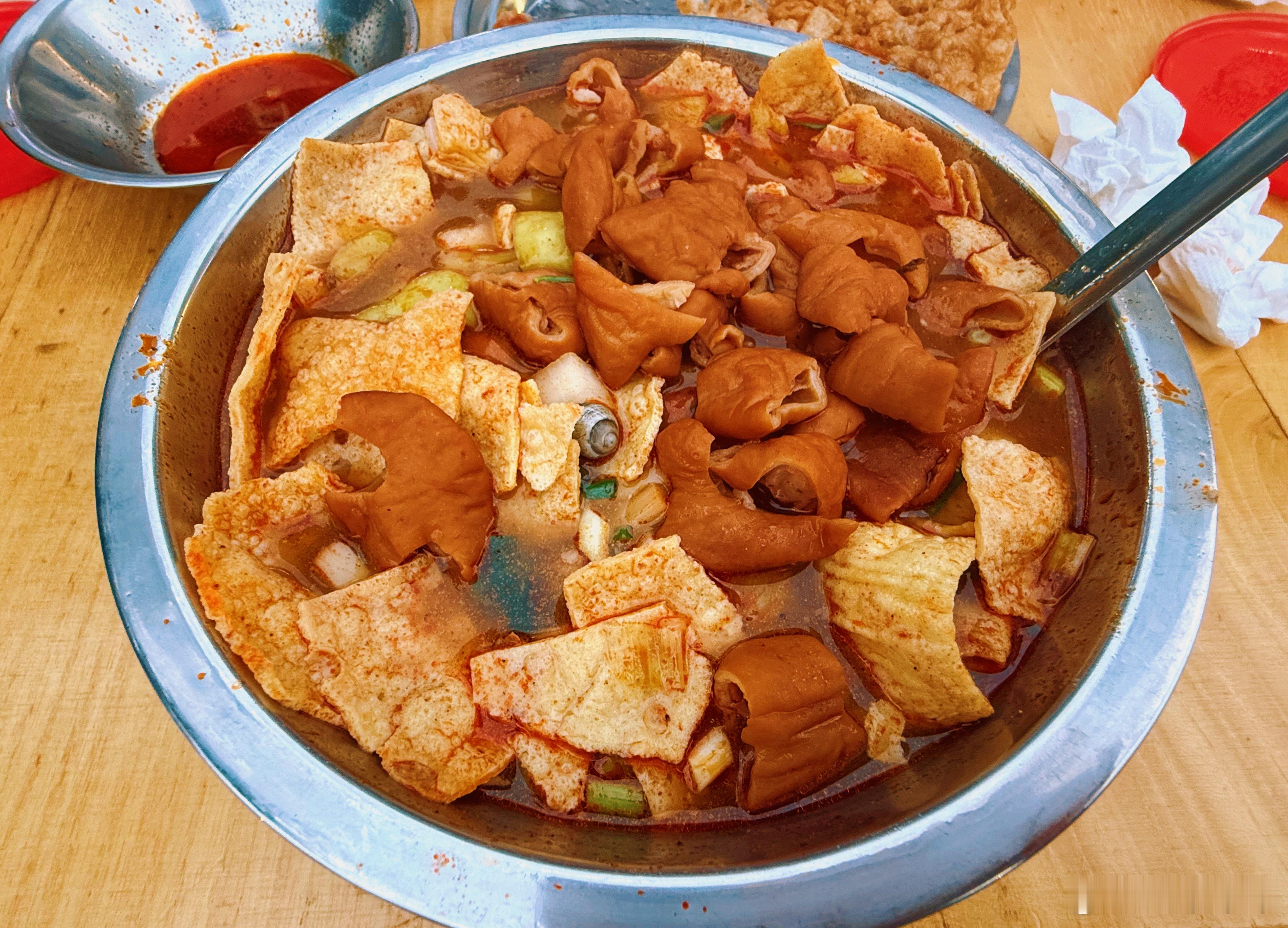 不瞒你们说，人生第一次吃螺蛳粉，我做好了被臭晕的准备。结果第一口下去——哎？这酸