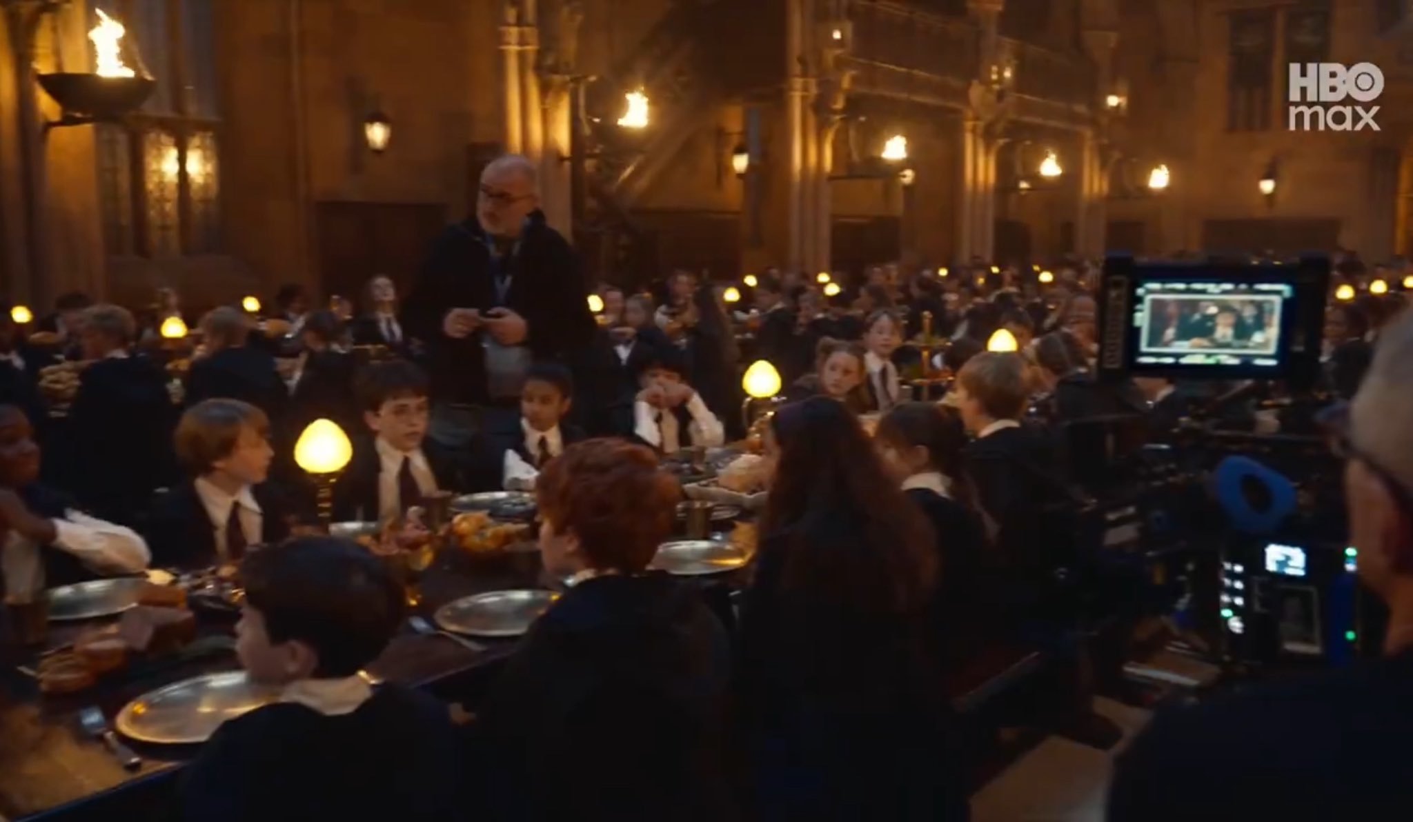 剧版霍格沃茨礼堂和影版的对比。 