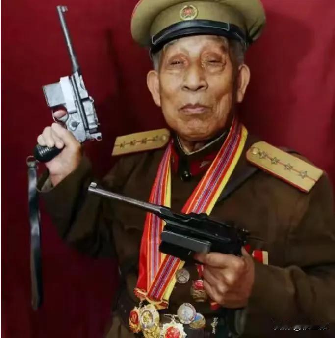 [微风]1996年，滕西远私藏两支手枪，民警让他上交，可他却说：“这两支枪，一支