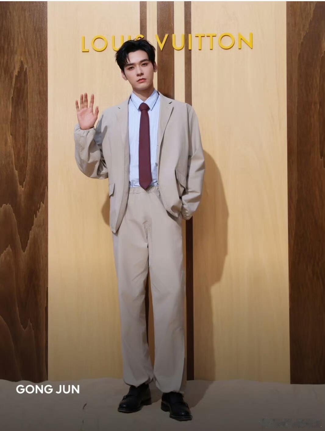 还得是这个龚俊！才发现RCFA收录了龚俊这次巴黎时装周的造型在LV2027春夏男