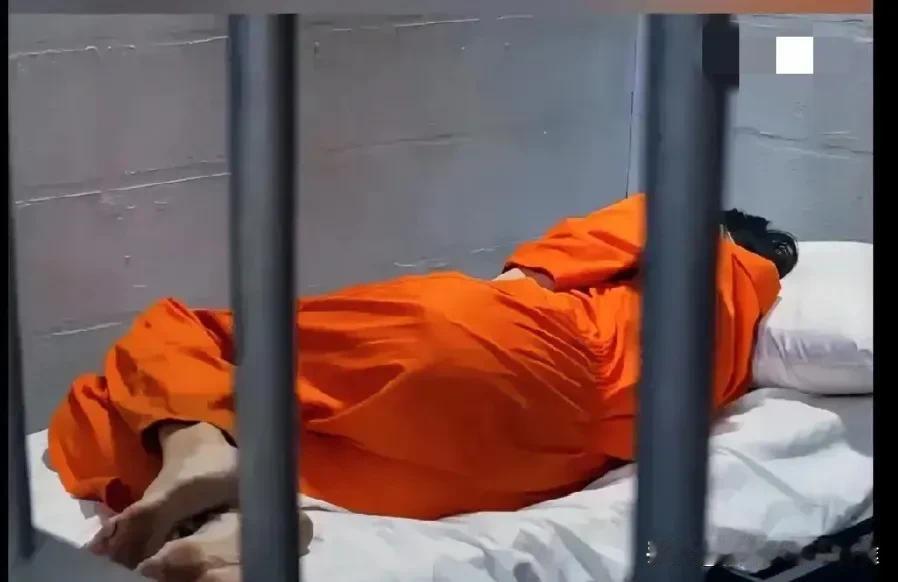 从青瓦台到囚房！韩媒曝金建希拘留所现状：穿囚服拍大头照，睡地板啃香肠
 
202