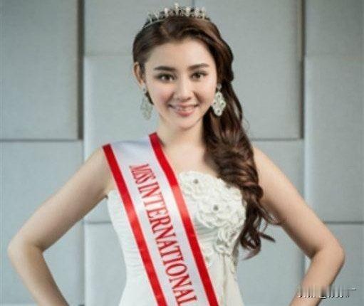 咱就是说这位前TVB女星也太拼了吧！改名“芊颐”全力进军内地市场，直播带货搞得风