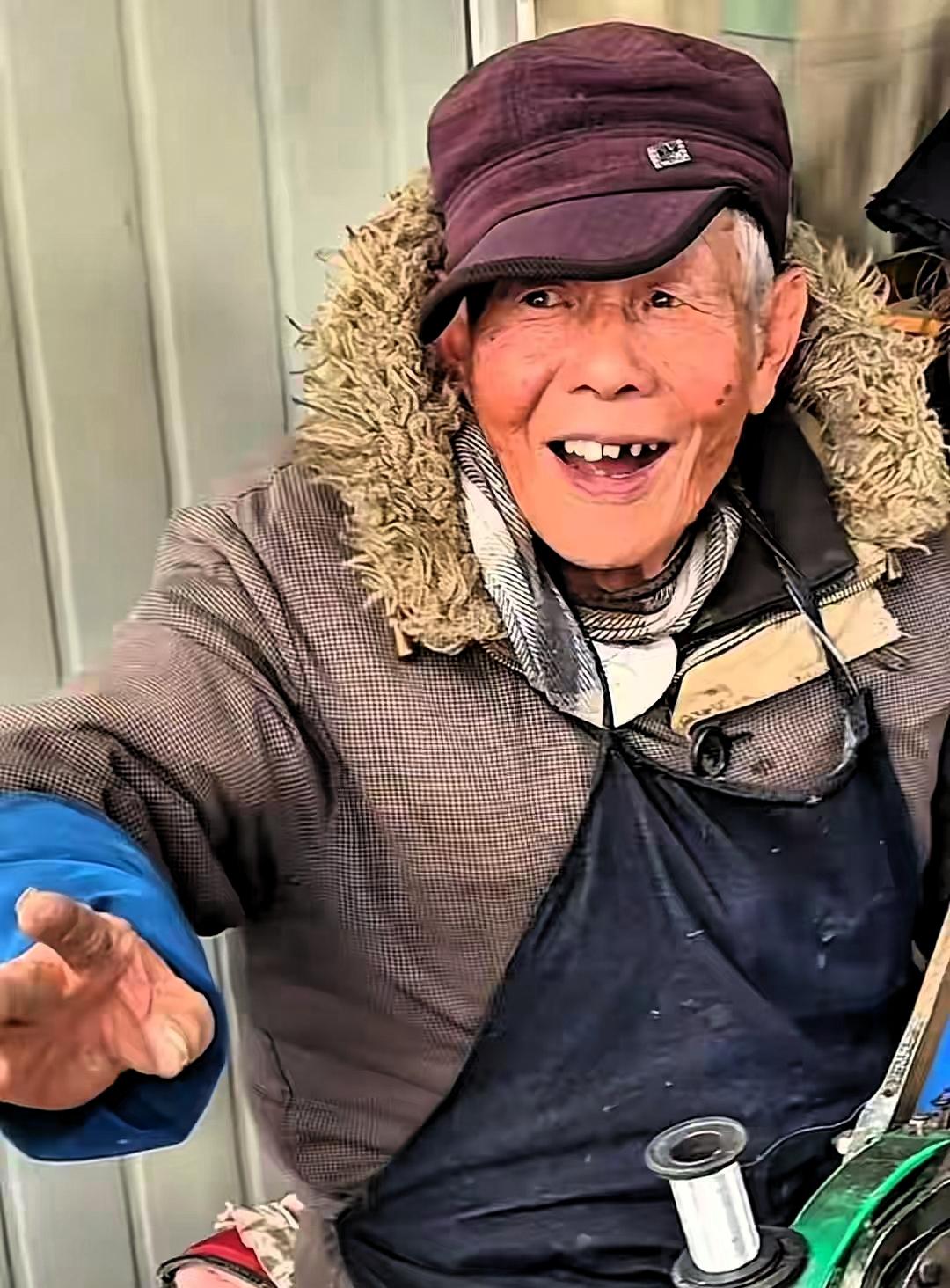 修鞋爷爷为女子修补假肢后续：家属不希望爷爷被过多打扰和关注，平凡的善意最打动人心