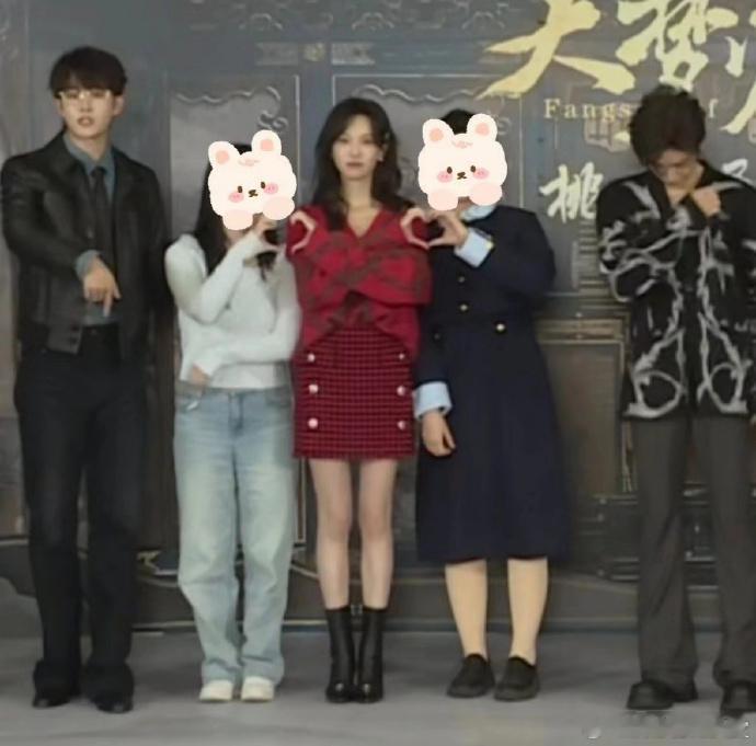 #陈都灵端水大师#陈都灵堪称“端水大师”！看她那端水交叉比心的动作，可爱又俏皮。