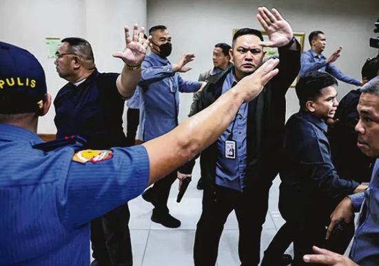 小马科斯一旦下台，也难逃被追杀的厄运，除非在卸任前逃离菲律宾。小马科斯“不留余地