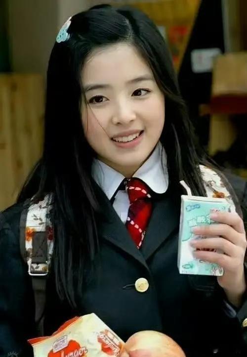 张含韵不愧是我的时尚启蒙 时代终于认可她的时尚感！超女时期的穿搭时髦又鲜活，多年