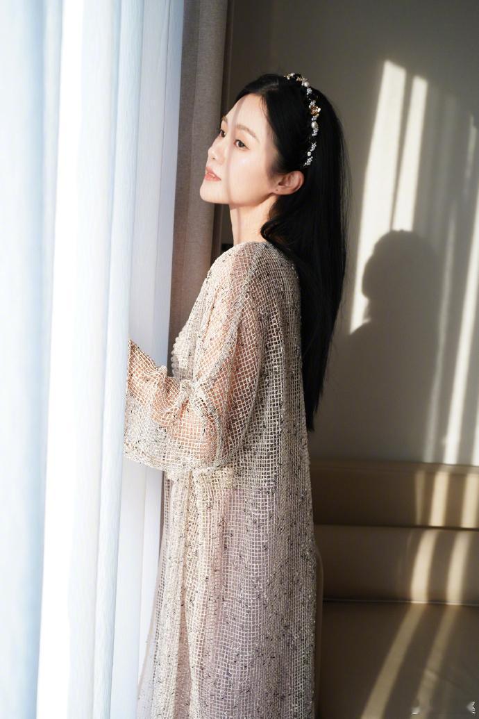 安悦溪小香风 安悦溪小香风造型真的是非常的温柔了呀，看到条纹的衬衫搭配的时候，完