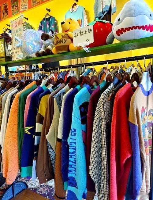 怪不得实体店的衣服网上买不到如果说真买不到的话，他为什么要在店里面贴一个禁止拍照