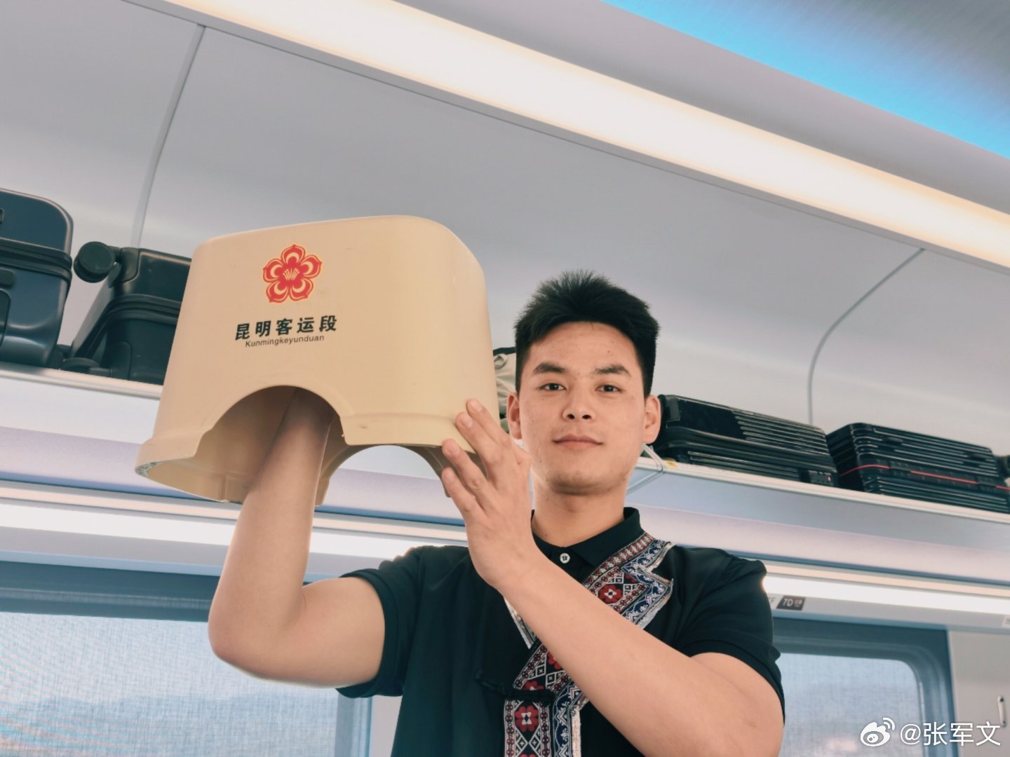 高铁贴心为无座旅客备小凳子 今天搭乘昆明高铁，真的被惊喜到了！ 竟然发现车厢里专