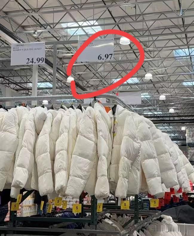 美国Costco羽绒服卖7美元一件，合50元人民币一件。考虑到美国一顿快餐也要1