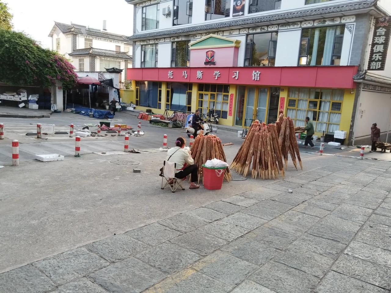 夫旺舞，城里孩子不爱耍火把
                 （张树忠）
   