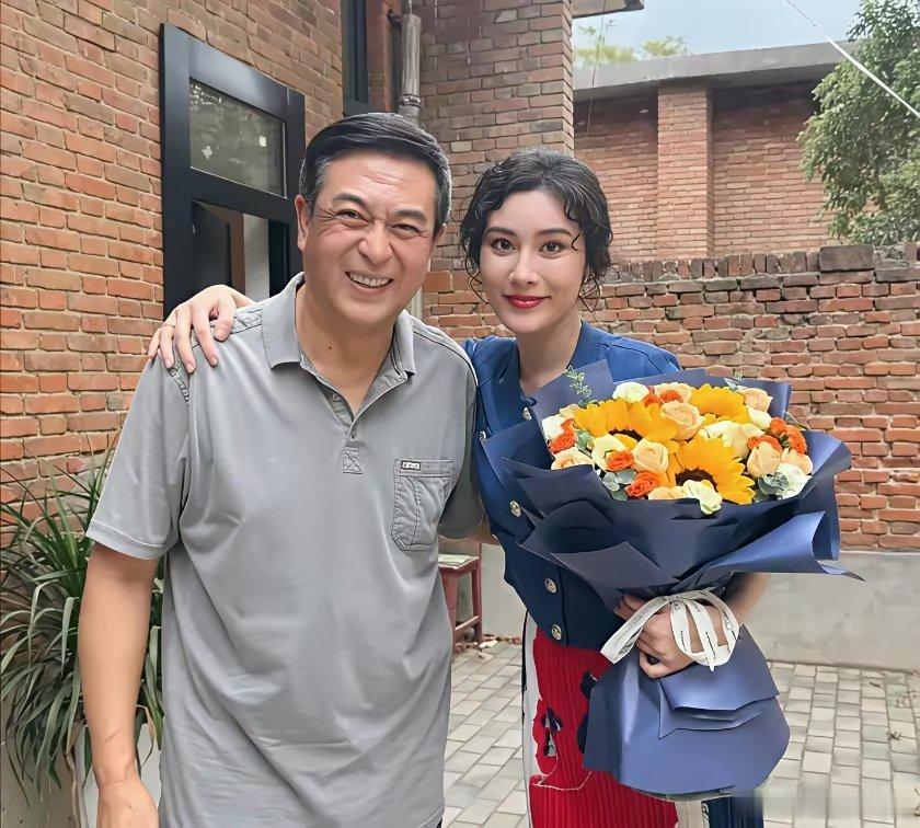张嘉益为了请一个刚出月子的戏曲老师，亲自跑了两趟。这个人叫彭馨韵，坐月子期间，拒