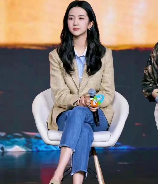模特出身的她好有气质，颜值比刘亦菲高一些，气质也是杠杠滴，她长在了很多人的审美之