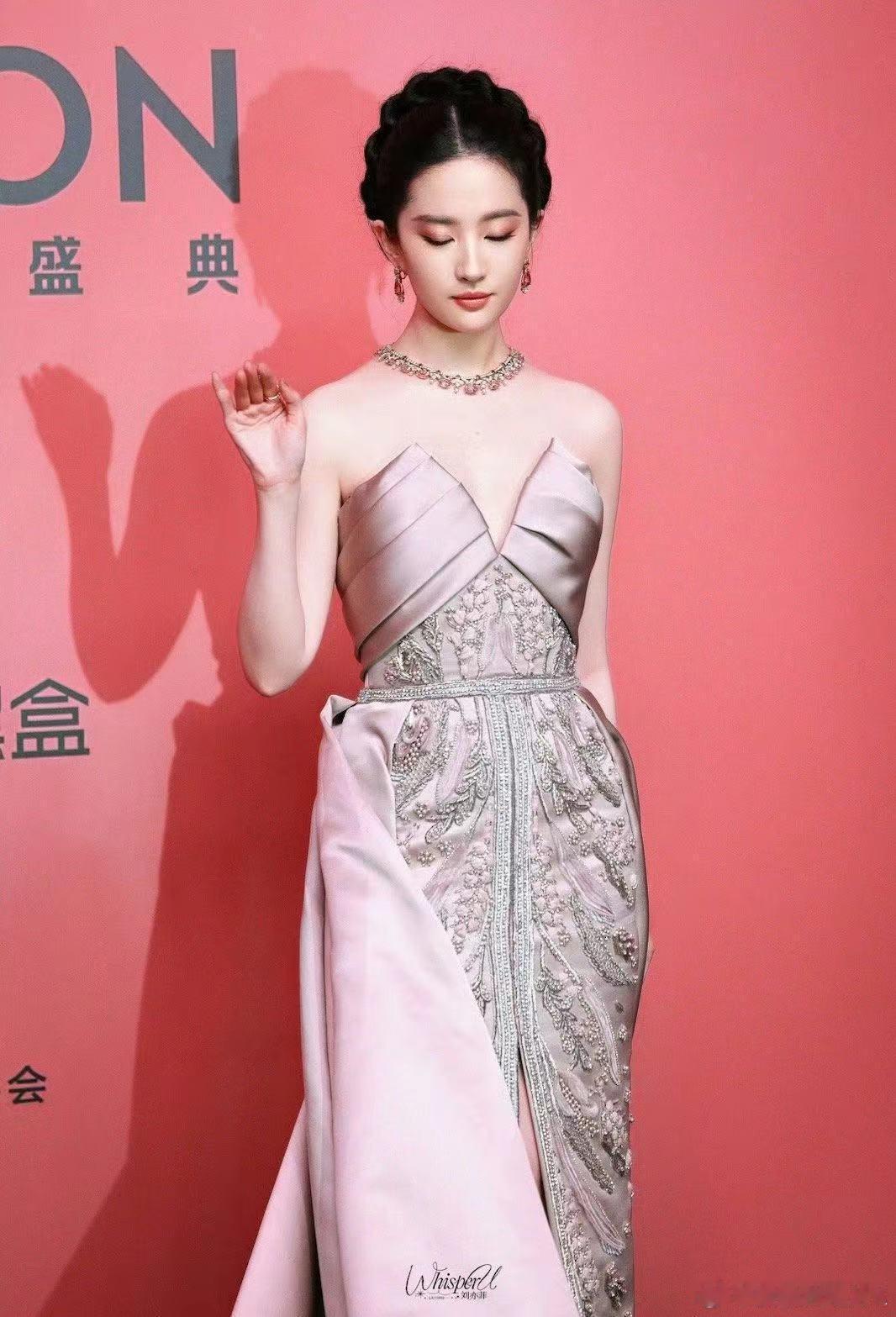 刘亦菲捐赠730只取暖火炉  刘亦菲的爱心总是默默又有力。730只火炉，为寒冷中