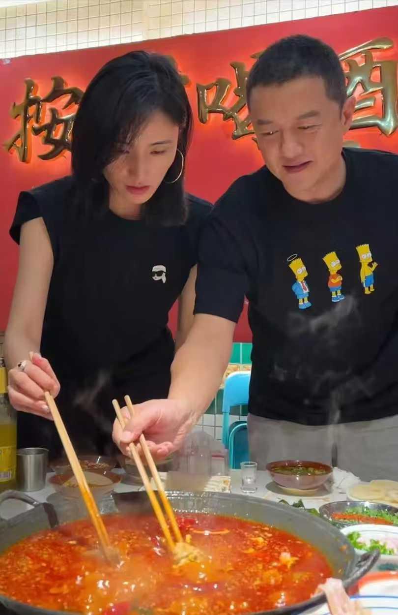 李亚鹏和海哈金喜的离婚其实早就注定了，
都说贫贱夫妻百事哀，
李亚鹏作为被执行人