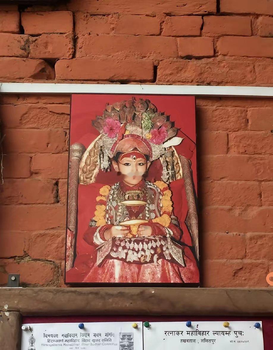 尼泊尔的活女神库玛丽幼年经过严苛选拔，从此受人朝拜双脚不能触碰地面 ​​​