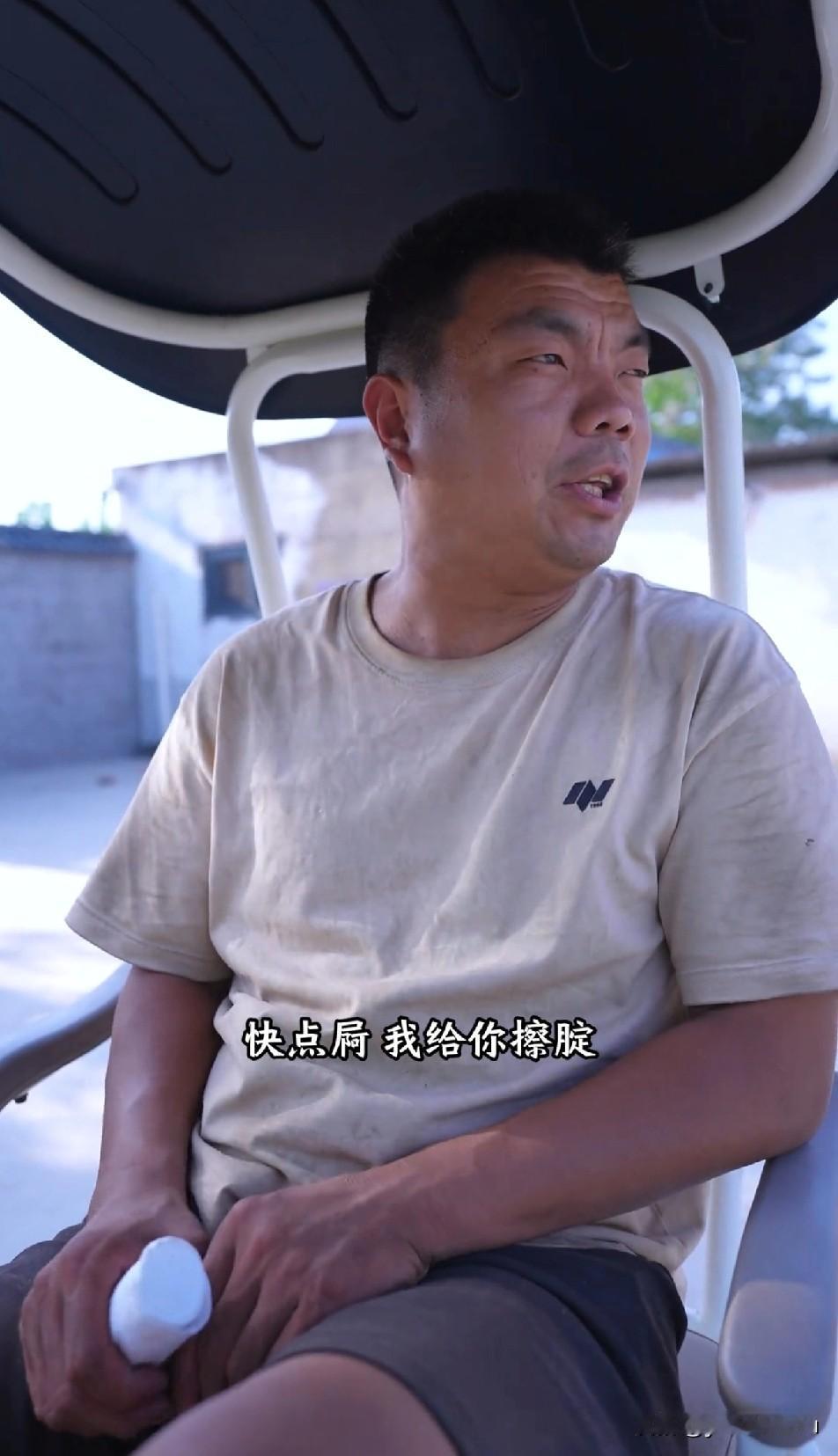 宁宁真是宠着梦秋，帮梦秋擦腚，说话轻言细语，就只会坐着使唤姐姐，难道姐姐在你眼中