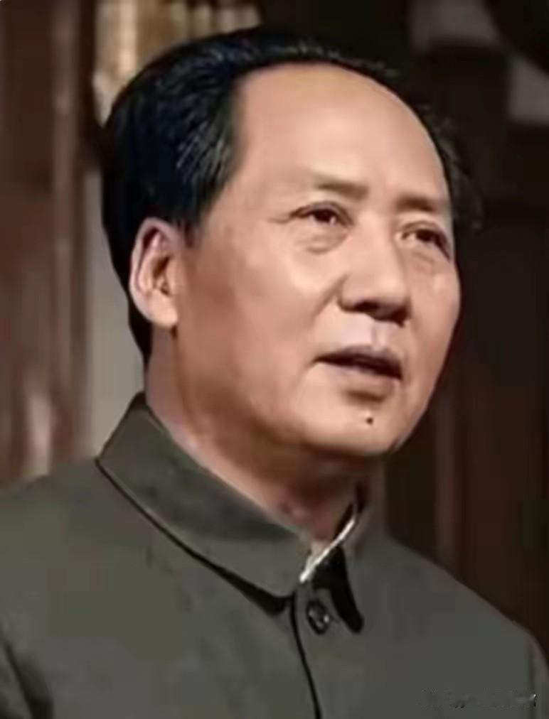 真正的铜墙铁壁是什么？
是群众，是千百万真心实意拥护革命的群众。
