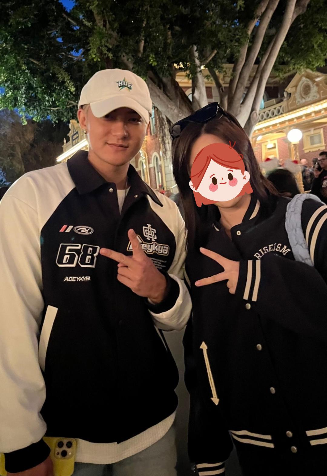 迪士尼偶遇黄子韬徐艺洋  黄子韬徐艺洋逛迪士尼  这俩越看越有夫妻相 