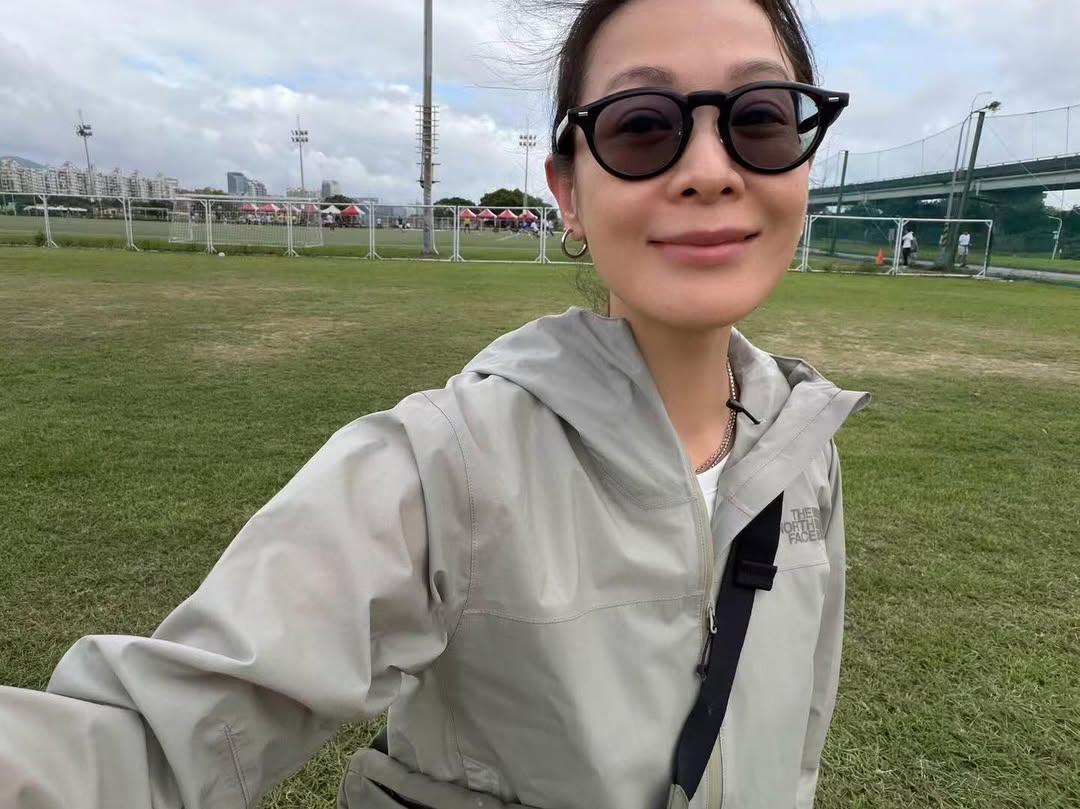 刘若英56岁减龄穿搭6模板！中性机能风「这样搭」显年轻