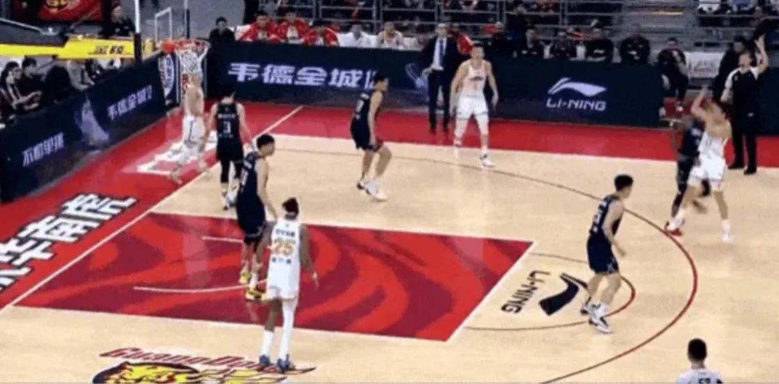 辽篮现役成名后卫被广东垫脚率100%
2021年2月3日 胡明轩垫脚赵继伟
20