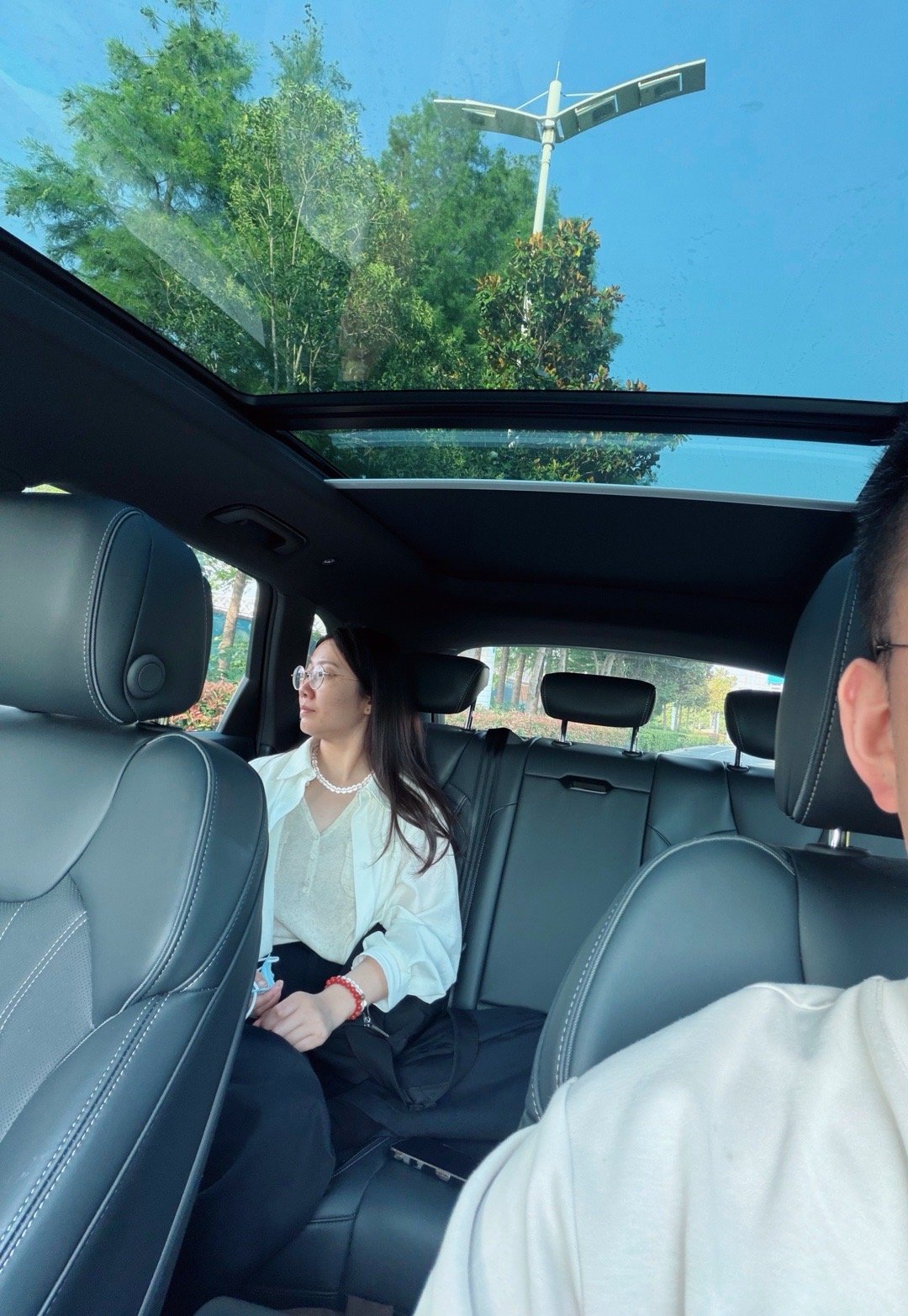 我老婆见到好看的珠宝就挪不动脚，就是买买买买！眼看控制不住，我提前准备回家。 