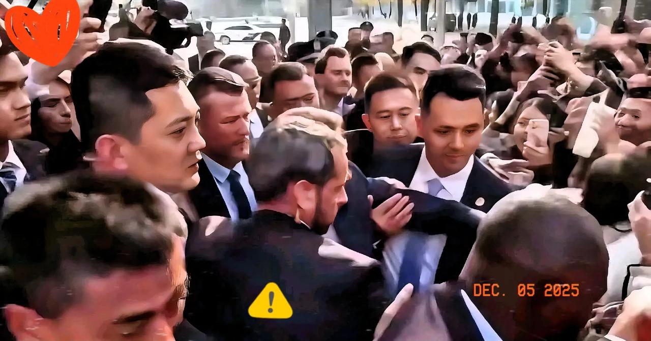 不仅法国和中国，

现在全世界都知道了！

马克龙这趟成都行，属实是把“亲民”俩