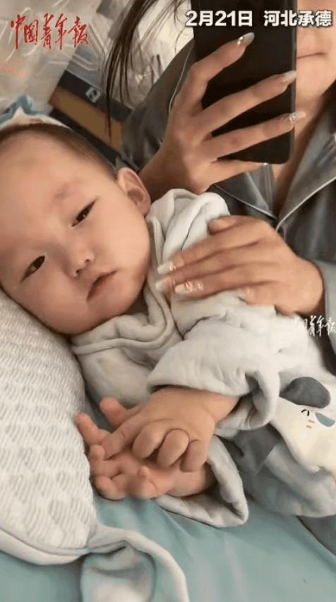 这孩子挺吃劲啊！过年妹妹领着孩子回娘家，孩子玩累了，妹妹就哄着孩子睡觉，不一会姐