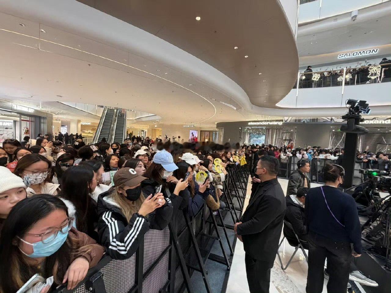 张凌赫敖瑞鹏重庆活动人气张凌赫敖瑞鹏重庆活动人气 