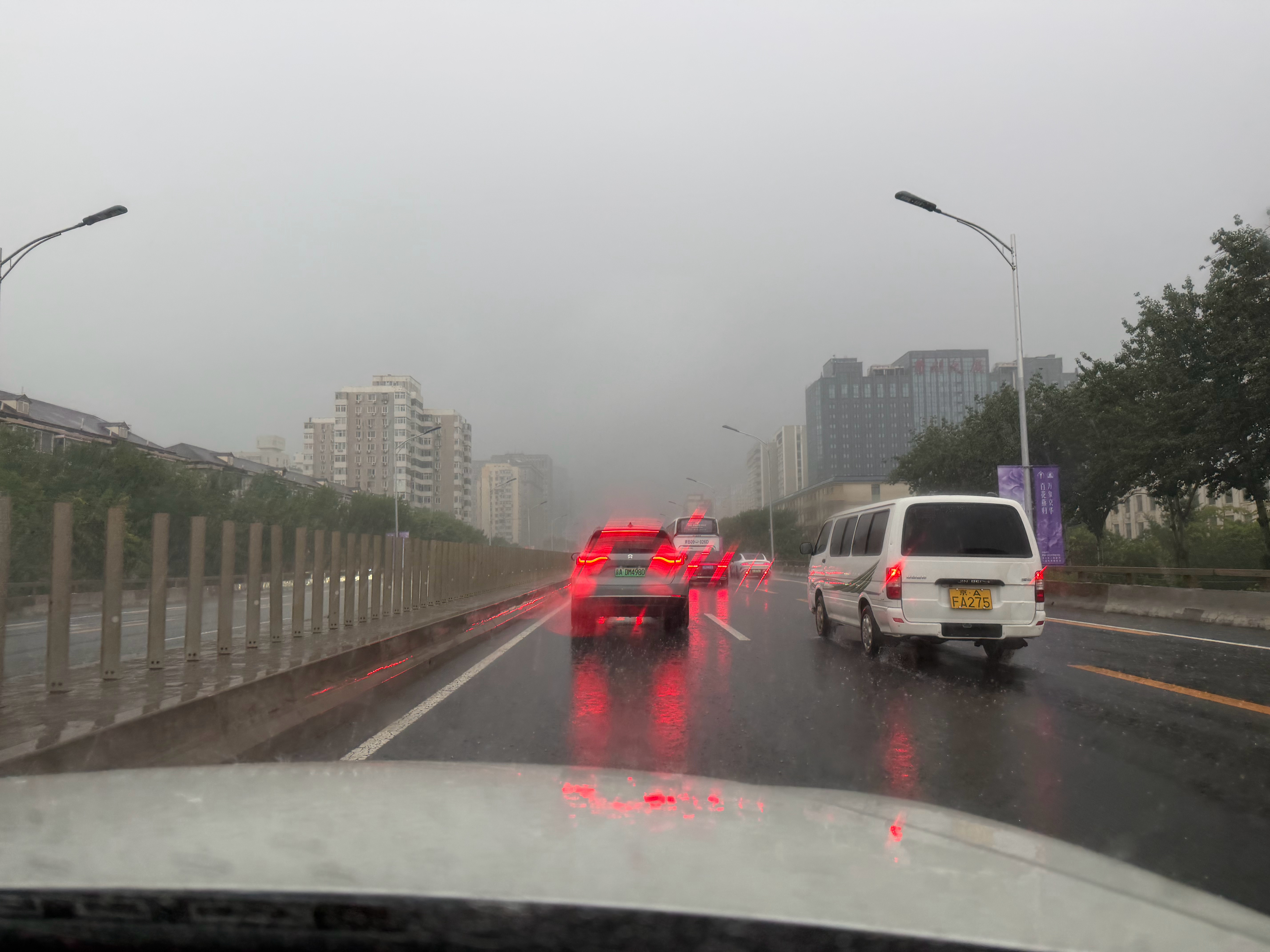 北京暴雨平静的水面培养不出优秀的水手。听超哥超车“年年都要买个der”，但是有车