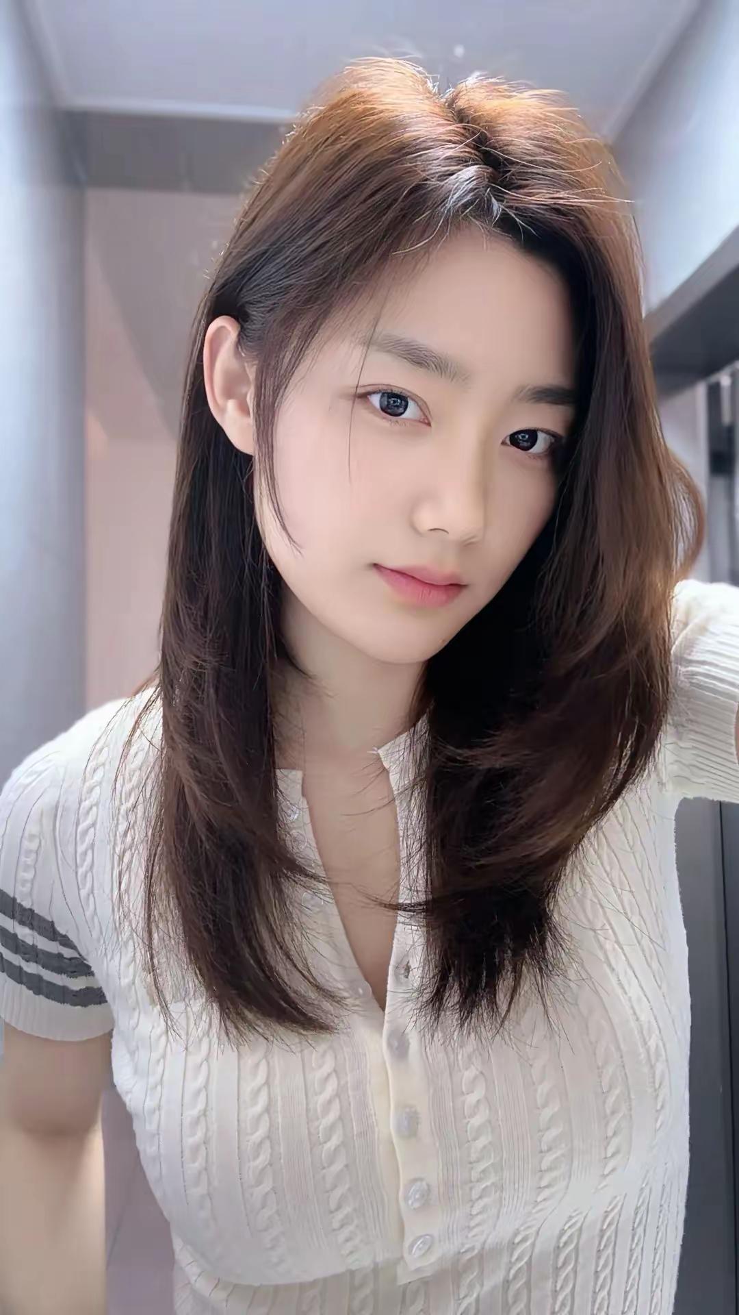 长发妹子穿白毛衣，微笑自拍。黑裙少女自拍  淡雅白装自拍 黑发少女自拍